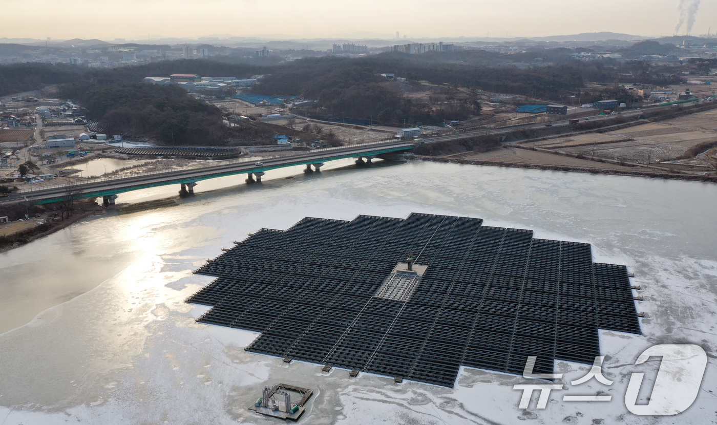 (화성=뉴스1) 김영운 기자 = 연일 북극 한파가 지속되고 있는 23일 경기 화성시 멱우지에 설치된 수상태양광발전소 주변이 얼어 있다. 2026.1.23/뉴스1