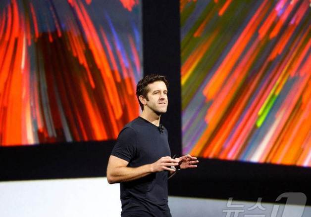 팀 쿡 후계자로 존 터너스 굳히기…애플 디자인 총괄도 맡아