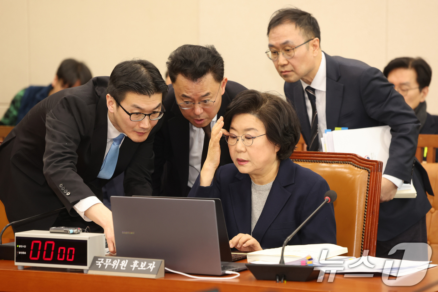 (서울=뉴스1) 국회사진기자단 = 이혜훈 기획예산처 장관 후보자가 23일 서울 여의도 국회에서 열린 인사청문회에 출석해 자료를 살피고 있다. 2026.1.23/뉴스1