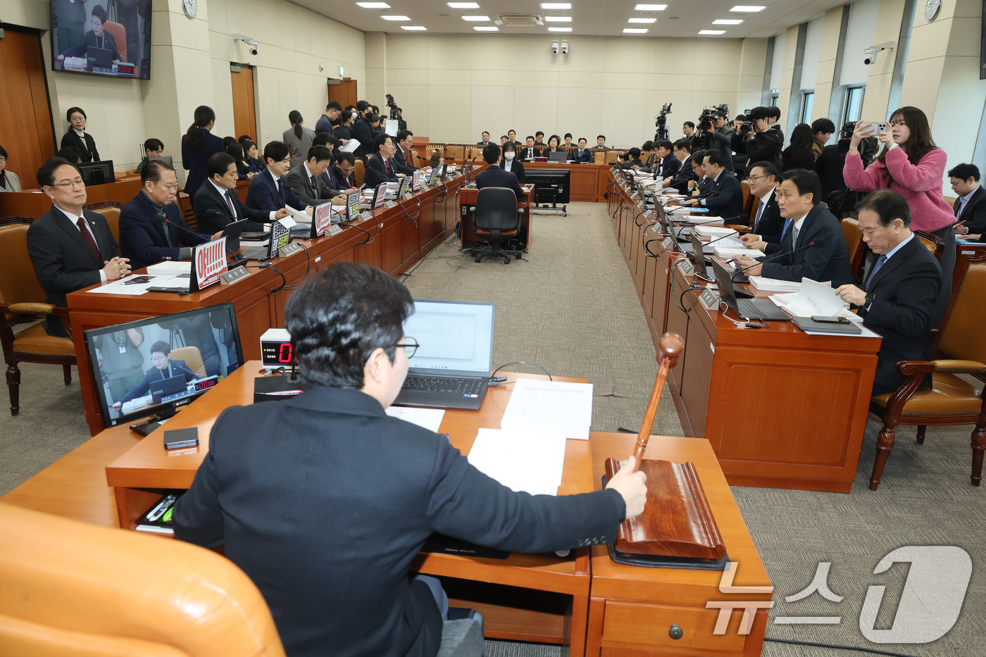 (서울=뉴스1) 국회사진기자단 = 임이자 재정경제기획위원회 위원장이 23일 서울 여의도 국회에서 열린 이혜훈 기획예산처 장관 후보자에 대한 인사청문회에서 의사봉을 두드리고 있다. …