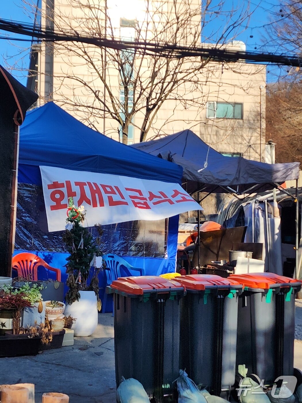 본문 이미지 - 21일 서울시 강남구 개포동 구룡마을 입구 어귀에 화재 이재민을 위한 급식소가 차려져 있다. 이곳에서는 아침, 저녁 2끼를 제공하는데 재료값 등은 화재 피해를 입지 않은 나머지 주민들이 십시일반으로 모아 대고 있다. 2026.01.23/ⓒ 뉴스1 권진영 기자