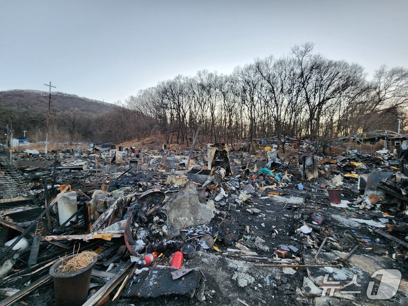 본문 이미지 - 21일 서울시 강남구 개포동 구룡마을 화재 현장. 지난 16일 새벽에 난 불로 폐허가 됐다. 2026.01.23/ⓒ 뉴스1 권진영 기자