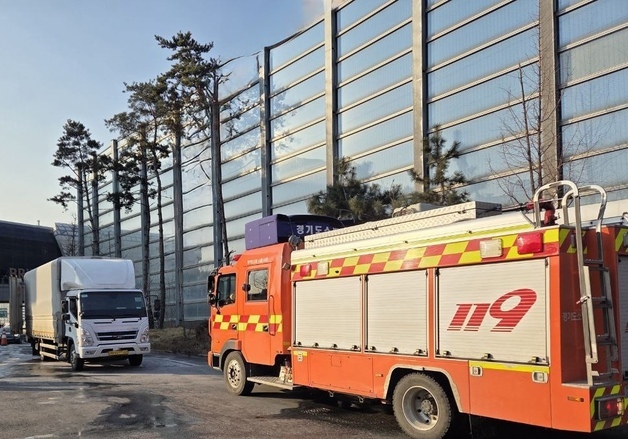 시흥하늘휴게소 내 화물차 화재…운전자 자력 대피