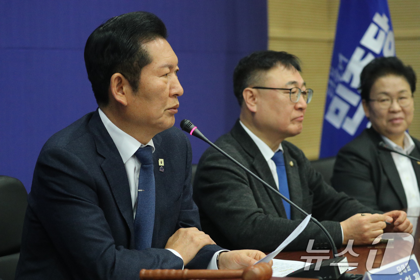 (진천=뉴스1) 김용빈 기자 = 정청래 더불어민주당 대표가 23일 충북 진천선수촌에서 열린 최고위원회의에서 모두발언을 하고 있다. 2026.1.23/뉴스1