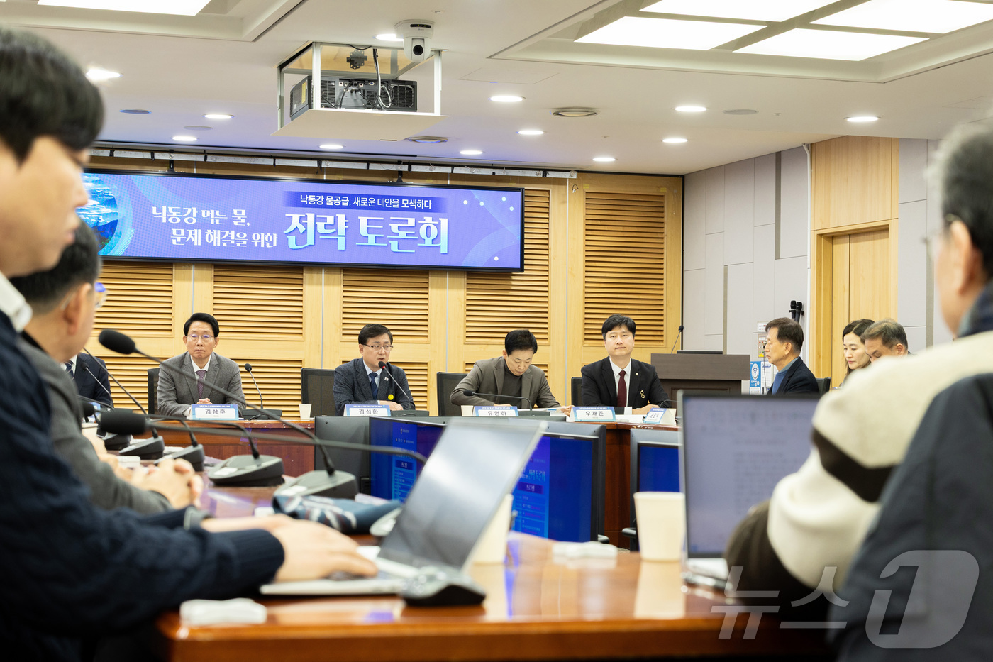 (서울=뉴스1) = 김성환 기후에너지환경부 장관이 23일 서울 여의도 국회 의원회관에서 열린 낙동강 맑은 물 공급 전략 토론회에 참석해 인사말을 하고 있다. (기후에너지환경부 제공 …