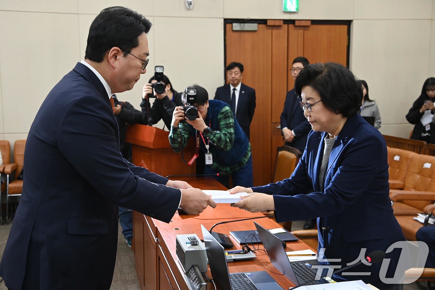 (서울=뉴스1) 국회사진기자단 = 이혜훈 기획예산처 장관 후보자가 23일 서울 여의도 국회에서 열린 제431회국회(임시회) 재정경제기획위원회 인사청문회에 출석해 천하람 개혁신당 원 …