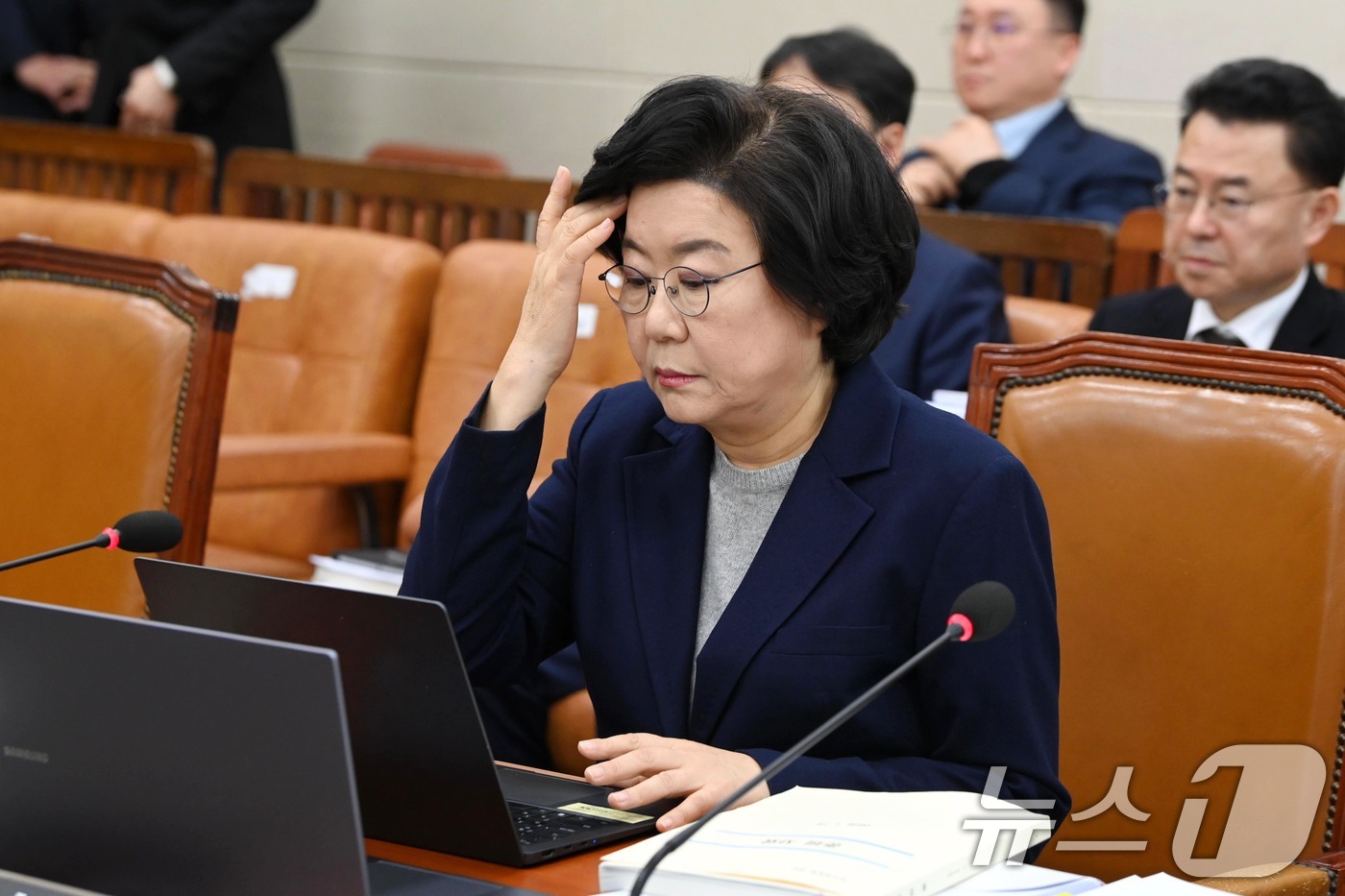 (서울=뉴스1) 국회사진기자단 = 이혜훈 기획예산처 장관 후보자가 23일 서울 여의도 국회에서 열린 제431회국회(임시회) 재정경제기획위원회 인사청문회에 출석해 머리를 쓸어넘기고 …