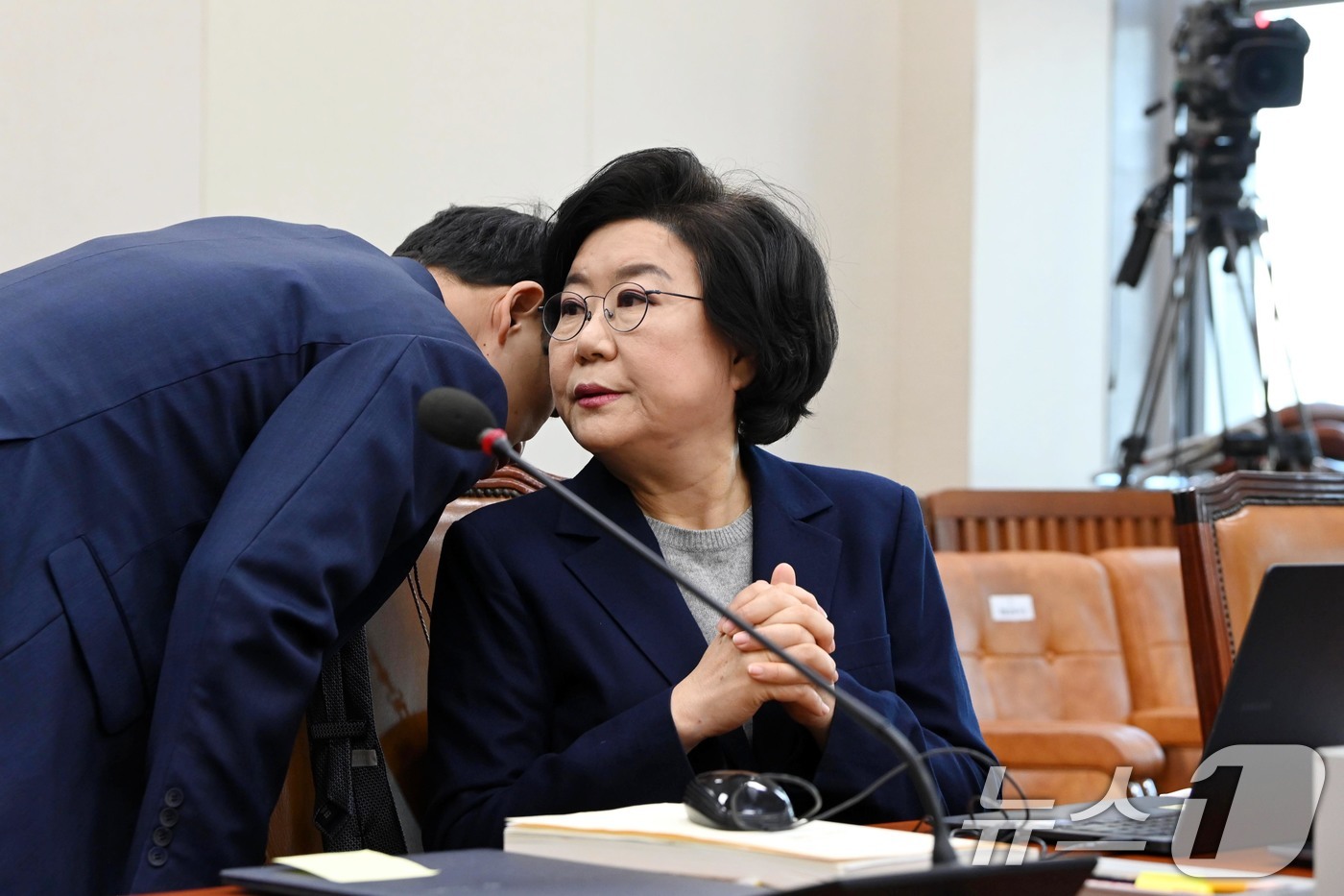 (서울=뉴스1) 국회사진기자단 = 이혜훈 기획예산처 장관 후보자가 23일 서울 여의도 국회에서 열린 제431회국회(임시회) 재정경제기획위원회 인사청문회에 출석해 관계자와 대화하고 …