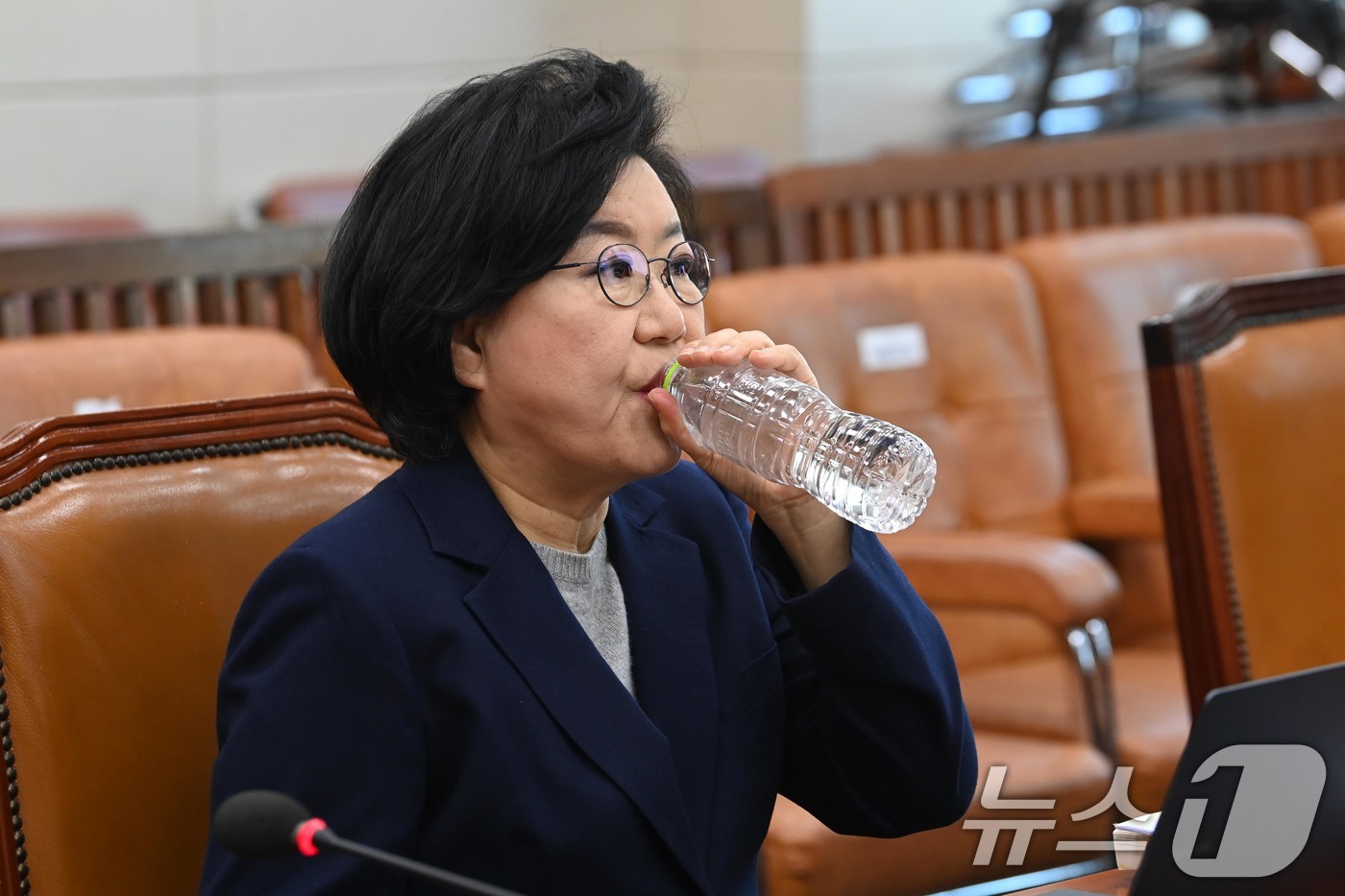 (서울=뉴스1) 국회사진기자단 = 이혜훈 기획예산처 장관 후보자가 23일 서울 여의도 국회에서 열린 제431회국회(임시회) 재정경제기획위원회 인사청문회에 출석해 물을 마시고 있다. …