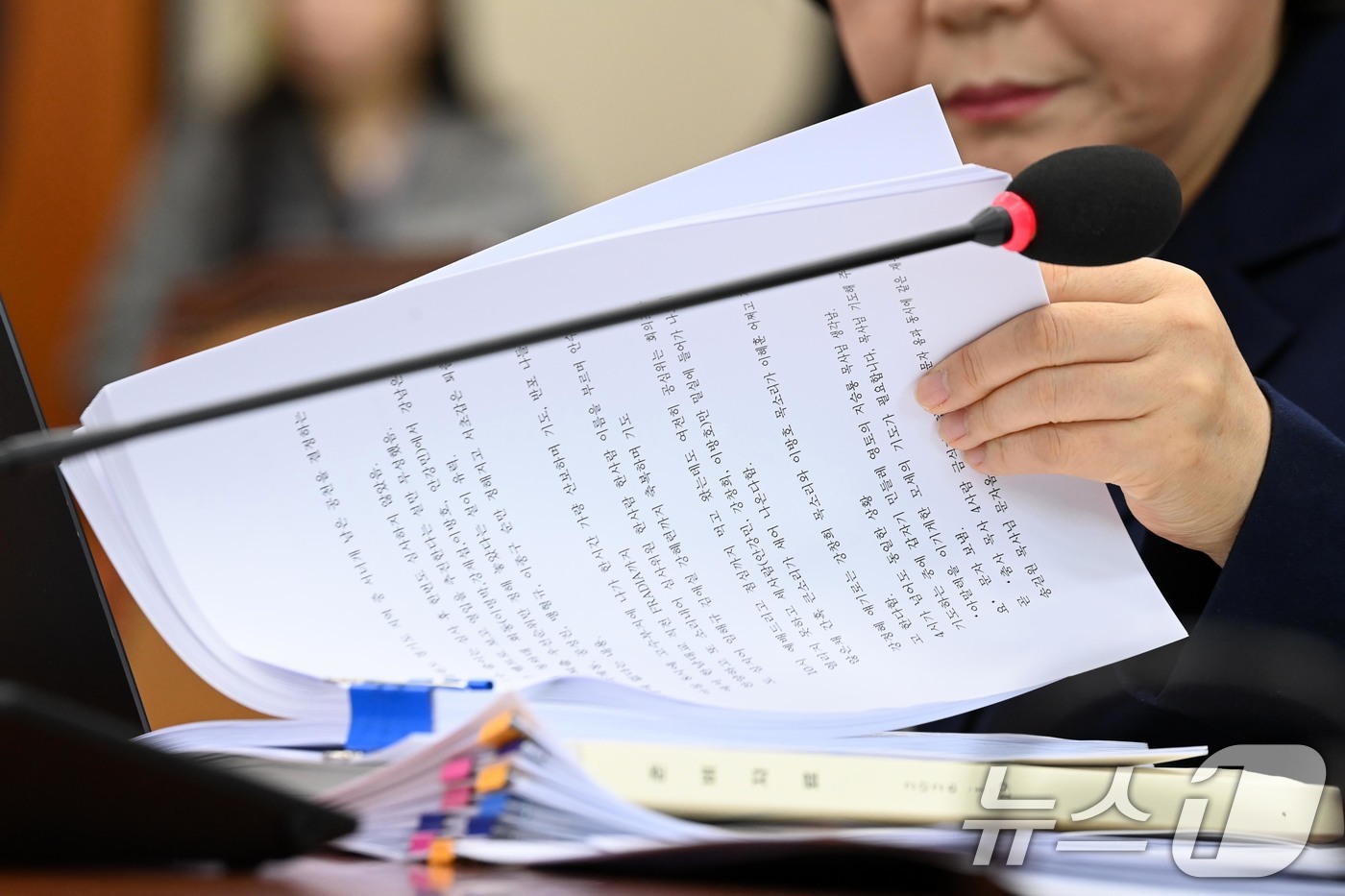 (서울=뉴스1) 국회사진기자단 = 이혜훈 기획예산처 장관 후보자가 23일 서울 여의도 국회에서 열린 제431회국회(임시회) 재정경제기획위원회 인사청문회에 출석해 천하람 개혁신당 원 …