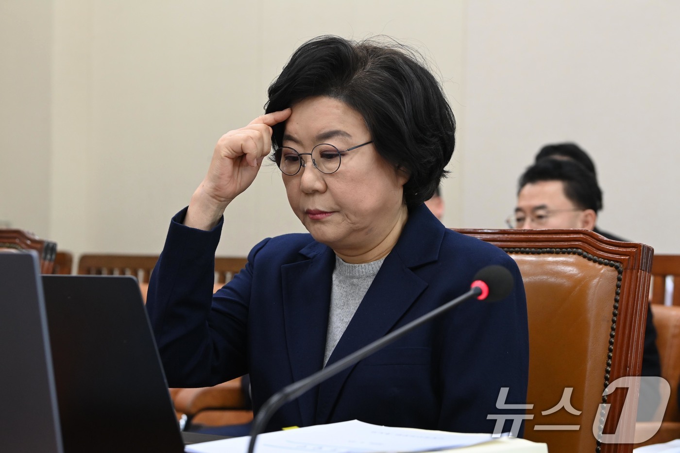 (서울=뉴스1) 국회사진기자단 = 이혜훈 기획예산처 장관 후보자가 23일 서울 여의도 국회에서 열린 제431회국회(임시회) 재정경제기획위원회 인사청문회에 출석해 머리를 쓸어넘기고 …