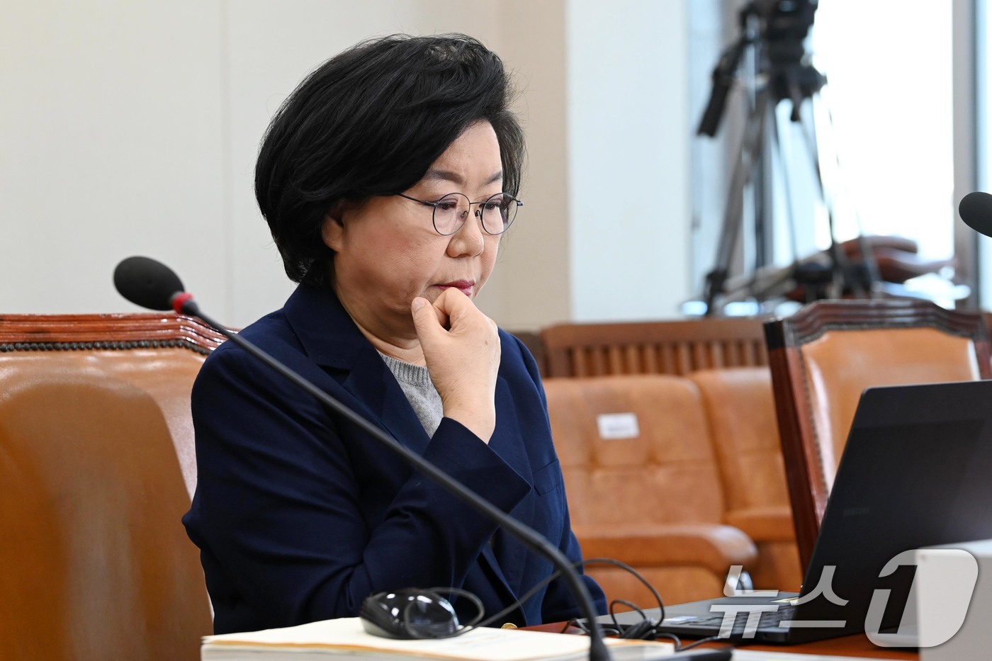 (서울=뉴스1) 국회사진기자단 = 이혜훈 기획예산처 장관 후보자가 23일 서울 여의도 국회에서 열린 제431회국회(임시회) 재정경제기획위원회 인사청문회에 출석해 자료를 살펴보고 있 …