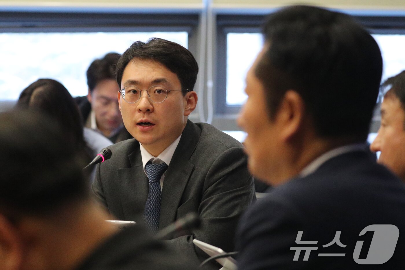 본문 이미지 - 박지원 더불어민주당 최고위원이 23일 충북 진천선수촌에서 열린 최고위원회의에서 전날 정청래 대표의 조국혁신당 합당 발언과 관련한 발언을 하고 있다. 2026.1.23/뉴스1 ⓒ News1 김용빈 기자