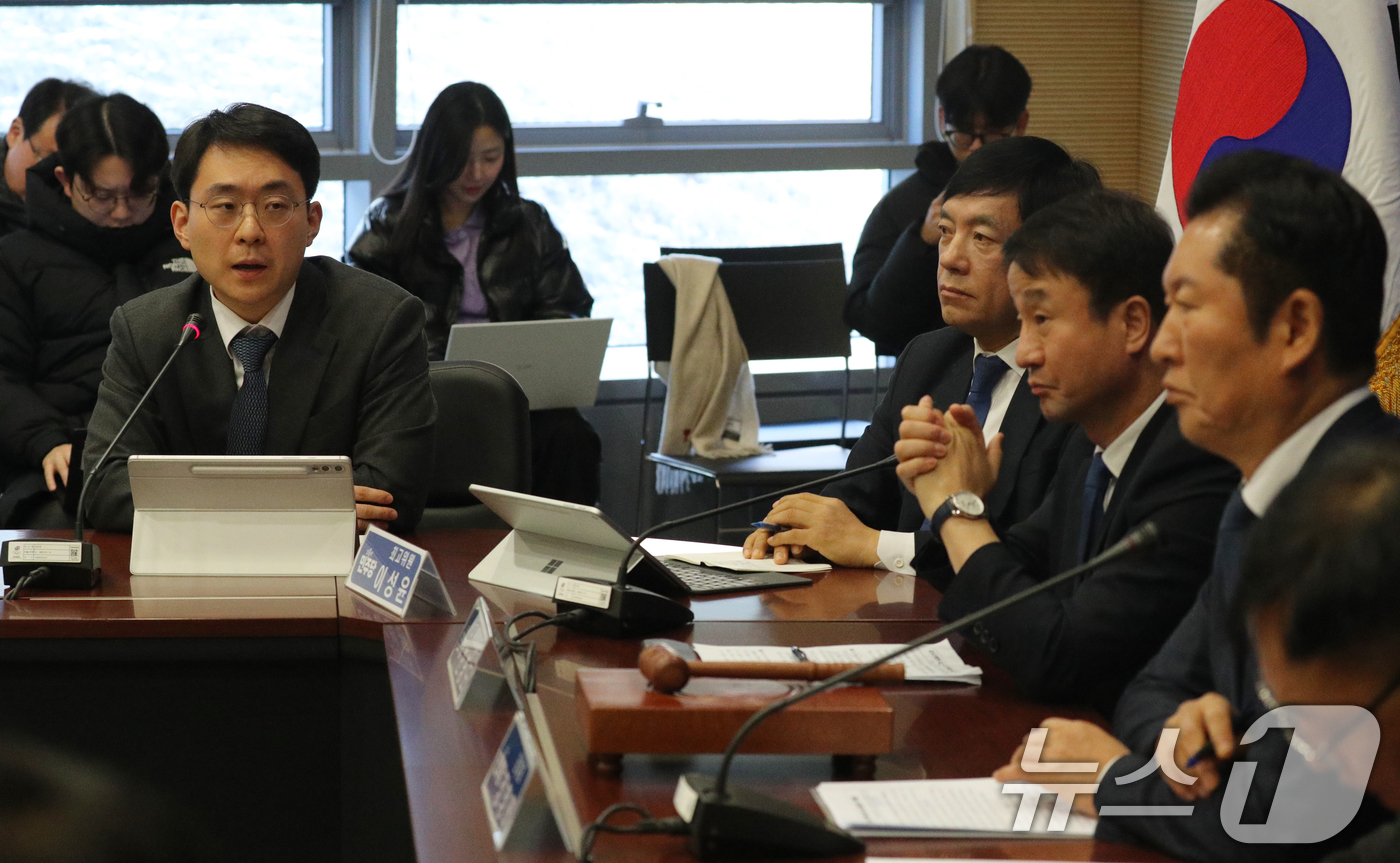 (진천=뉴스1) 김용빈 기자 = 박지원 더불어민주당 최고위원이  23일 충북 진천선수촌에서 열린 최고위원회의에서 전날 정청래 대표의 조국혁신당 합당 발언과 관련한 입장을 언급하고 …