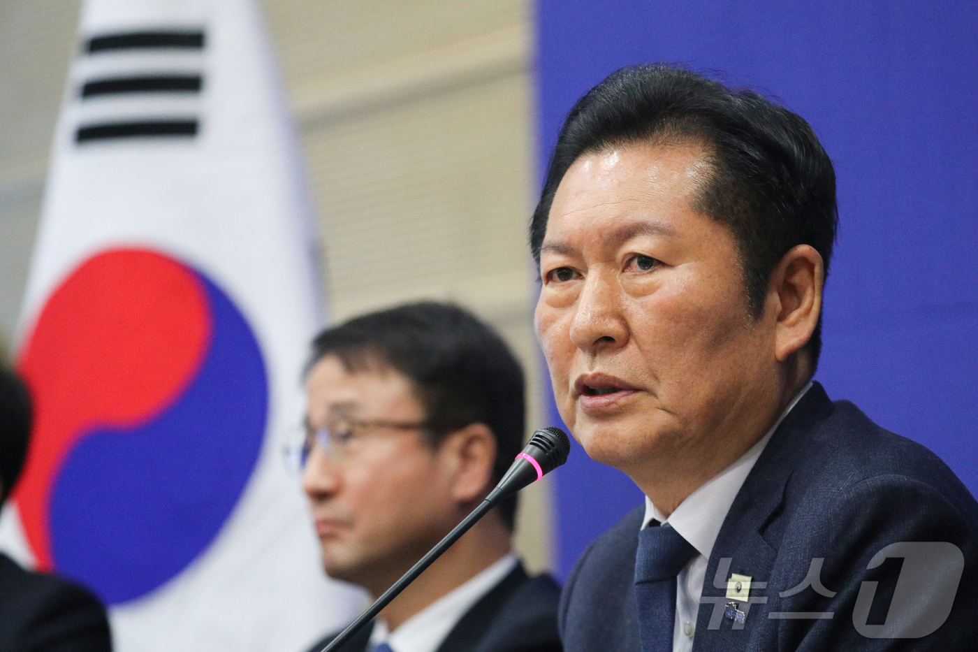 (진천=뉴스1) 김용빈 기자 = 정청래 더불어민주당 대표가 23일 충북 진천선수촌에서 열린 최고위원회의에서 모두발언을 하고 있다. 2026.1.23/뉴스1