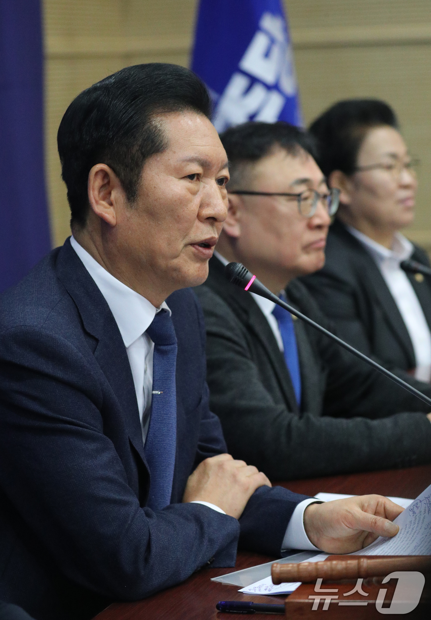 (진천=뉴스1) 김용빈 기자 = 정청래 더불어민주당 대표가 23일 충북 진천선수촌에서 열린 최고위원회의에서 모두발언을 하고 있다. 2026.1.23/뉴스1