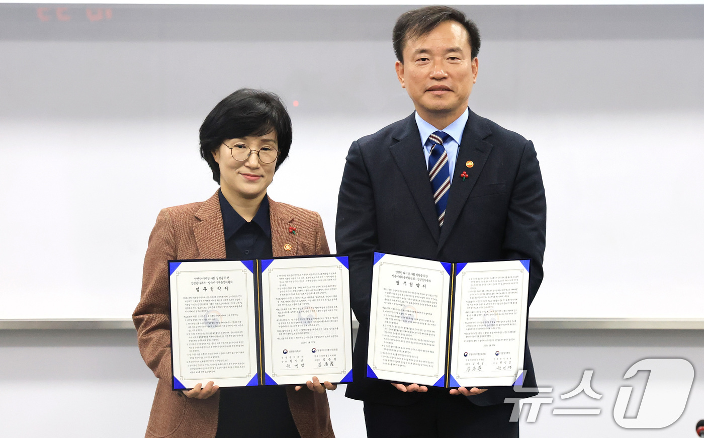 (서울=뉴스1) 임세영 기자 = 원민경 성평등가족부 장관(왼쪽)과 김종철 방송미디어통신위원장이 23일 서울 종로구 정부서울청사에서 열린 디지털성범죄 대응 및 안전한 온라인 환경 조 …