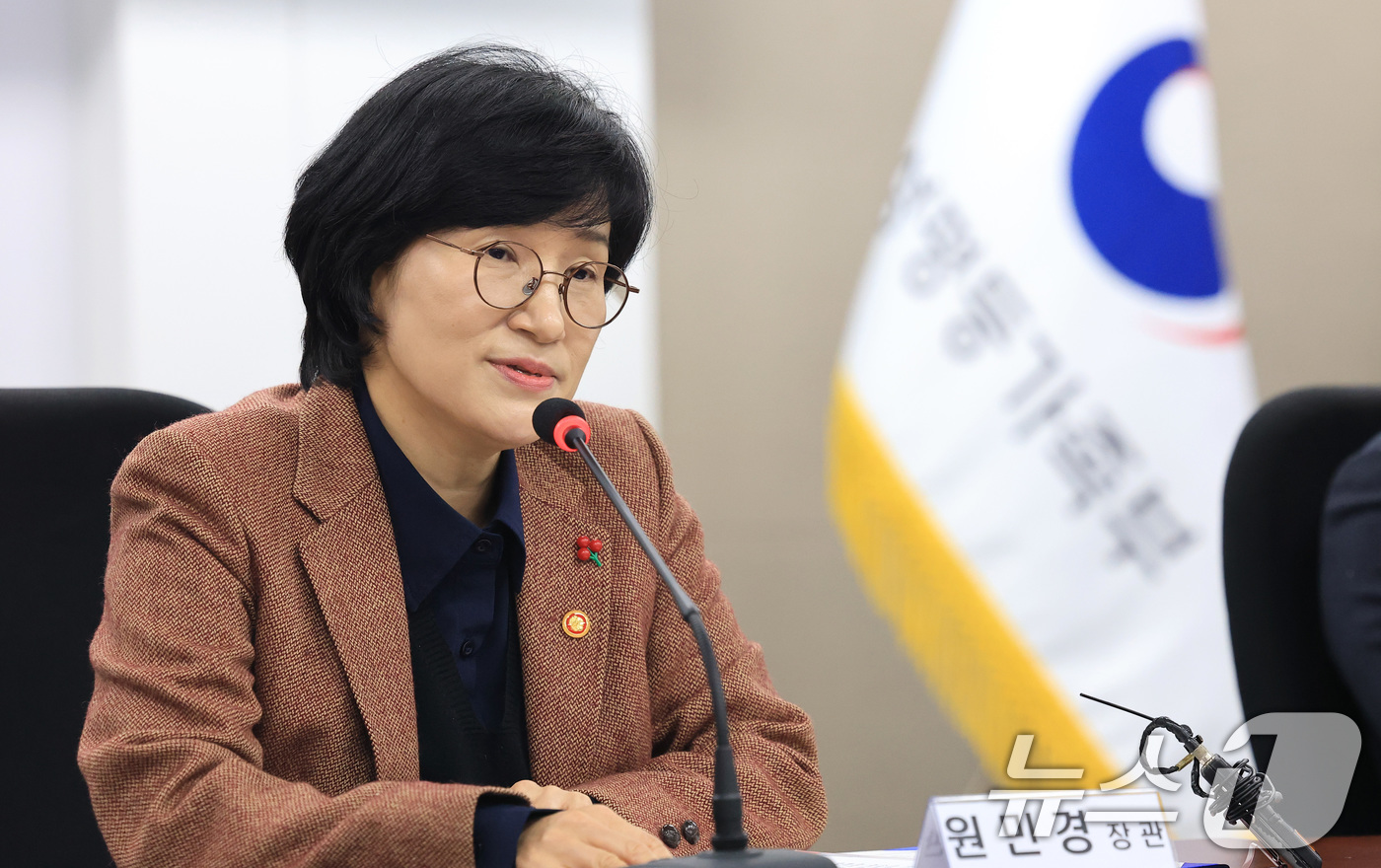 (서울=뉴스1) 임세영 기자 = 원민경 성평등가족부 장관이 23일 서울 종로구 정부서울청사에서 열린 디지털성범죄 대응 및 안전한 온라인 환경 조성을 위한 성평등가족부-방송미디어통신 …