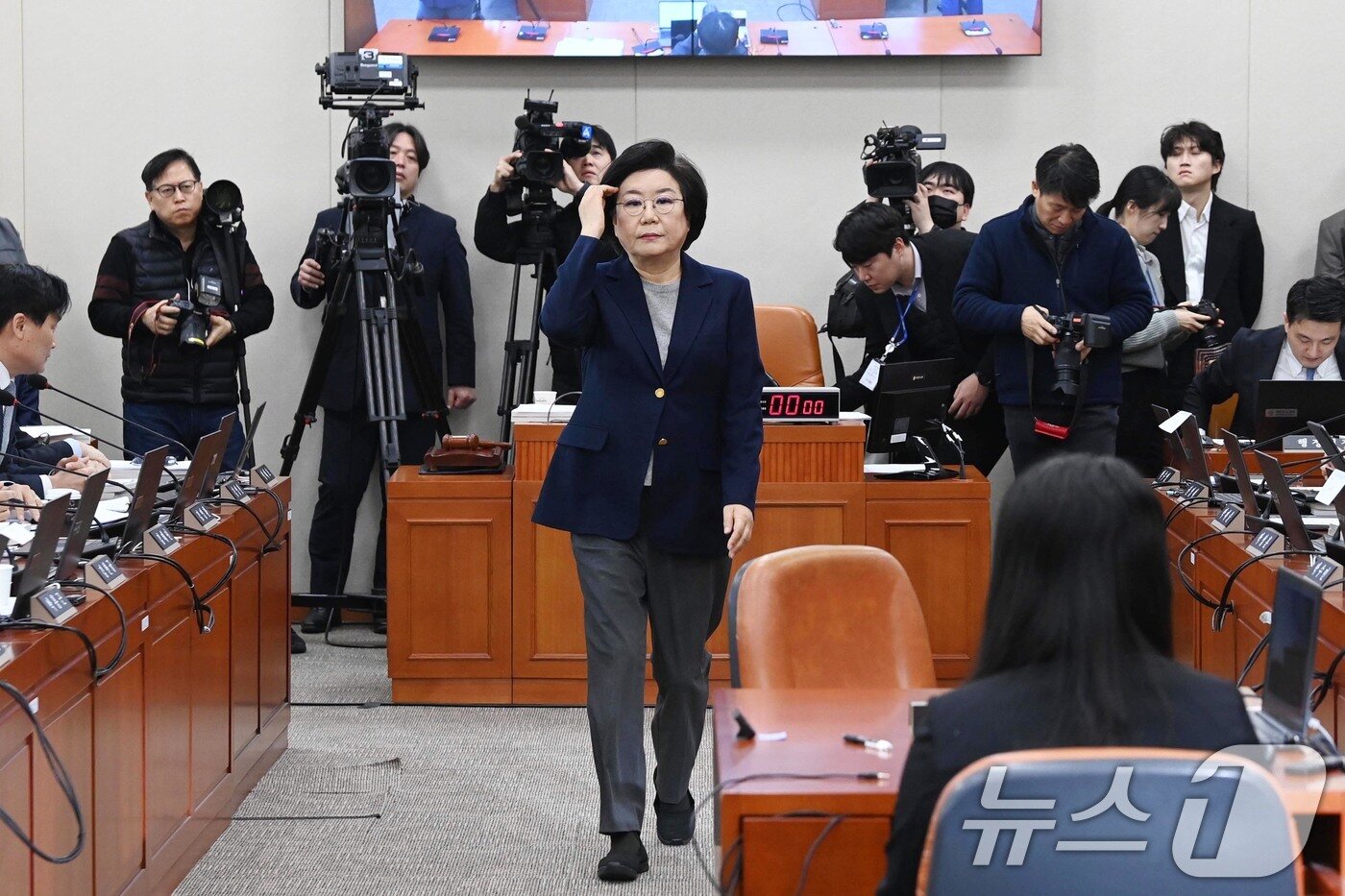 본문 이미지 - 이혜훈 기획예산처 장관 후보자가 23일 서울 여의도 국회에서 열린 제431회국회(임시회) 재정경제기획위원회 인사청문회에 출석해 선서문을 임이자 위원장에게 전달한 뒤 자리로 돌아가고 있다. 2026.1.23/뉴스1 ⓒ News1 국회사진기자단