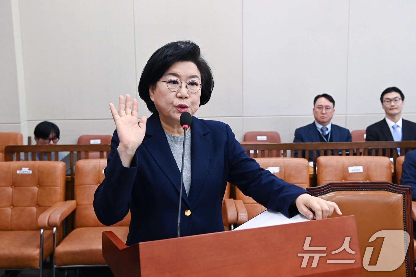 본문 이미지 - 이혜훈 기획예산처 장관 후보자가 23일 서울 여의도 국회에서 열린 제431회국회(임시회) 재정경제기획위원회 인사청문회에 출석해 선서하고 있다. 2026.1.23/뉴스1 ⓒ News1 국회사진기자단