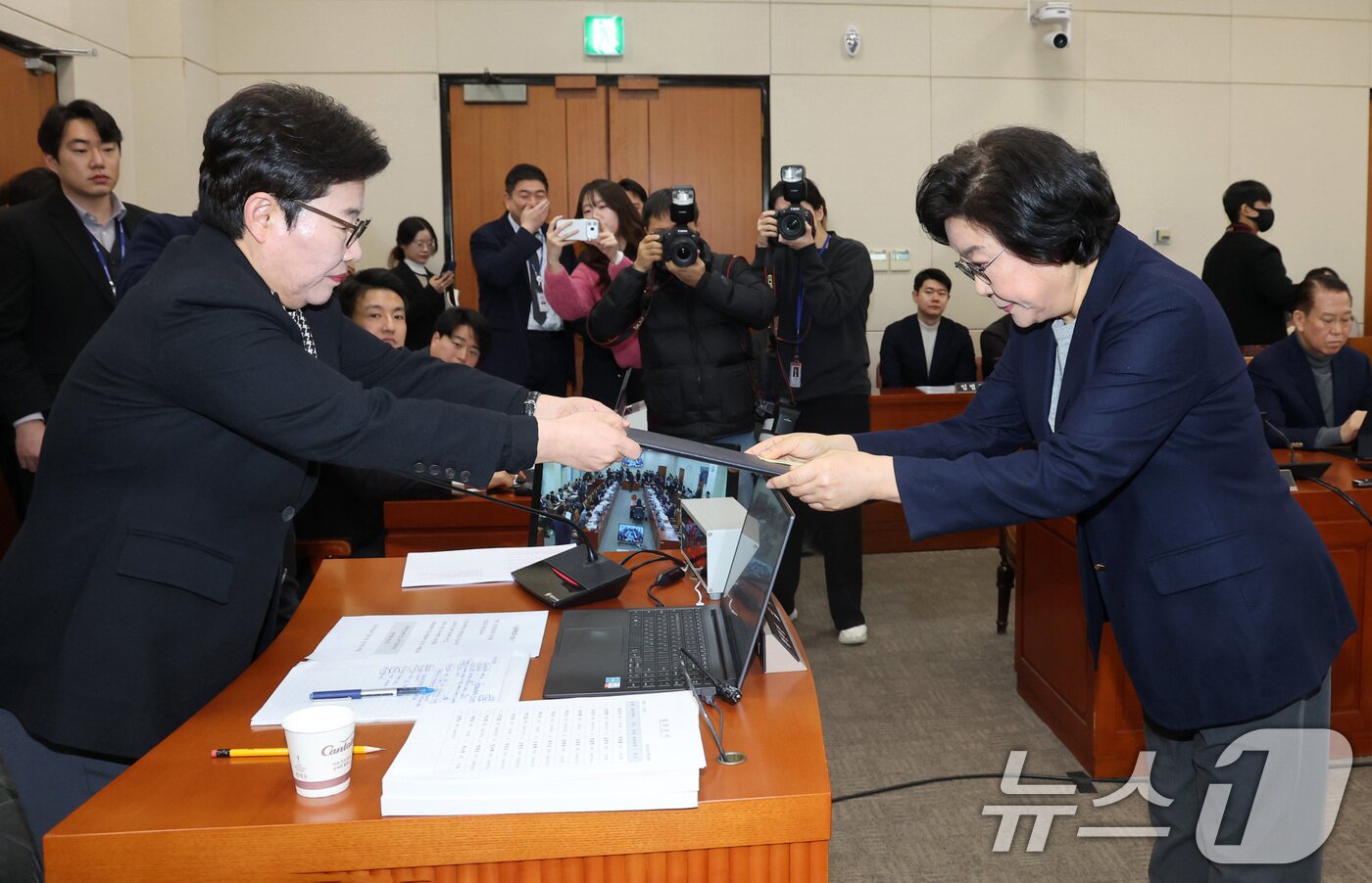 본문 이미지 - 이혜훈 기획예산처 장관 후보자가 23일 서울 여의도 국회에서 열린 제431회국회(임시회) 재정경제기획위원회 인사청문회에 출석해 선서문을 임이자 위원장에게 제출하고 있다. 2026.1.23/뉴스1 ⓒ News1 국회사진기자단