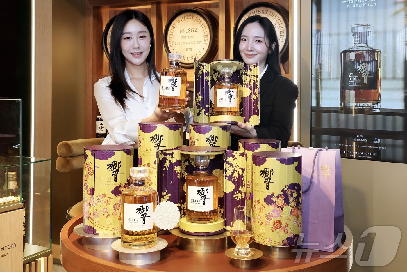 (서울=뉴스1) = 신세계백화점이 인기 재패니즈 위스키 '히비키 하모니'의 2026년 한정판 상품을 국내에서 단독으로 선보인다고 23일 밝혔다. 사진은 모델들이 신세계백화점 강남점 …