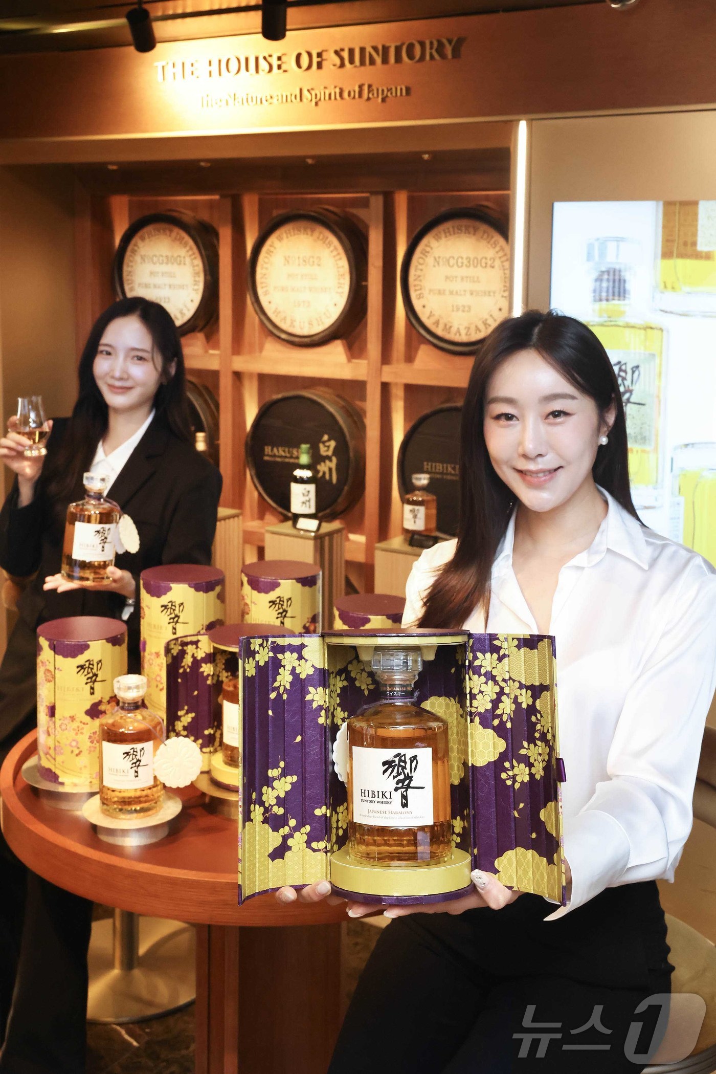 (서울=뉴스1) = 신세계백화점이 인기 재패니즈 위스키 '히비키 하모니'의 2026년 한정판 상품을 국내에서 단독으로 선보인다고 23일 밝혔다. 사진은 모델들이 신세계백화점 강남점 …