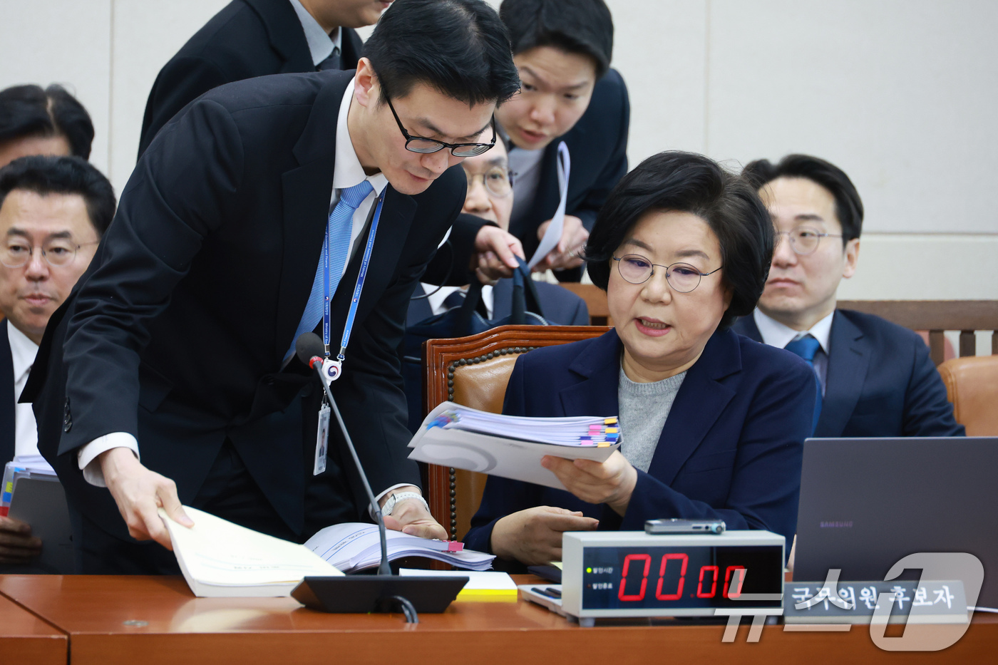 (서울=뉴스1) 국회사진기자단 = 이혜훈 기획예산처 장관 후보자가 23일 서울 여의도 국회에서 열린 인사청문회에 출석해 관계자와 대화하고 있다. 2026.1.23/뉴스1