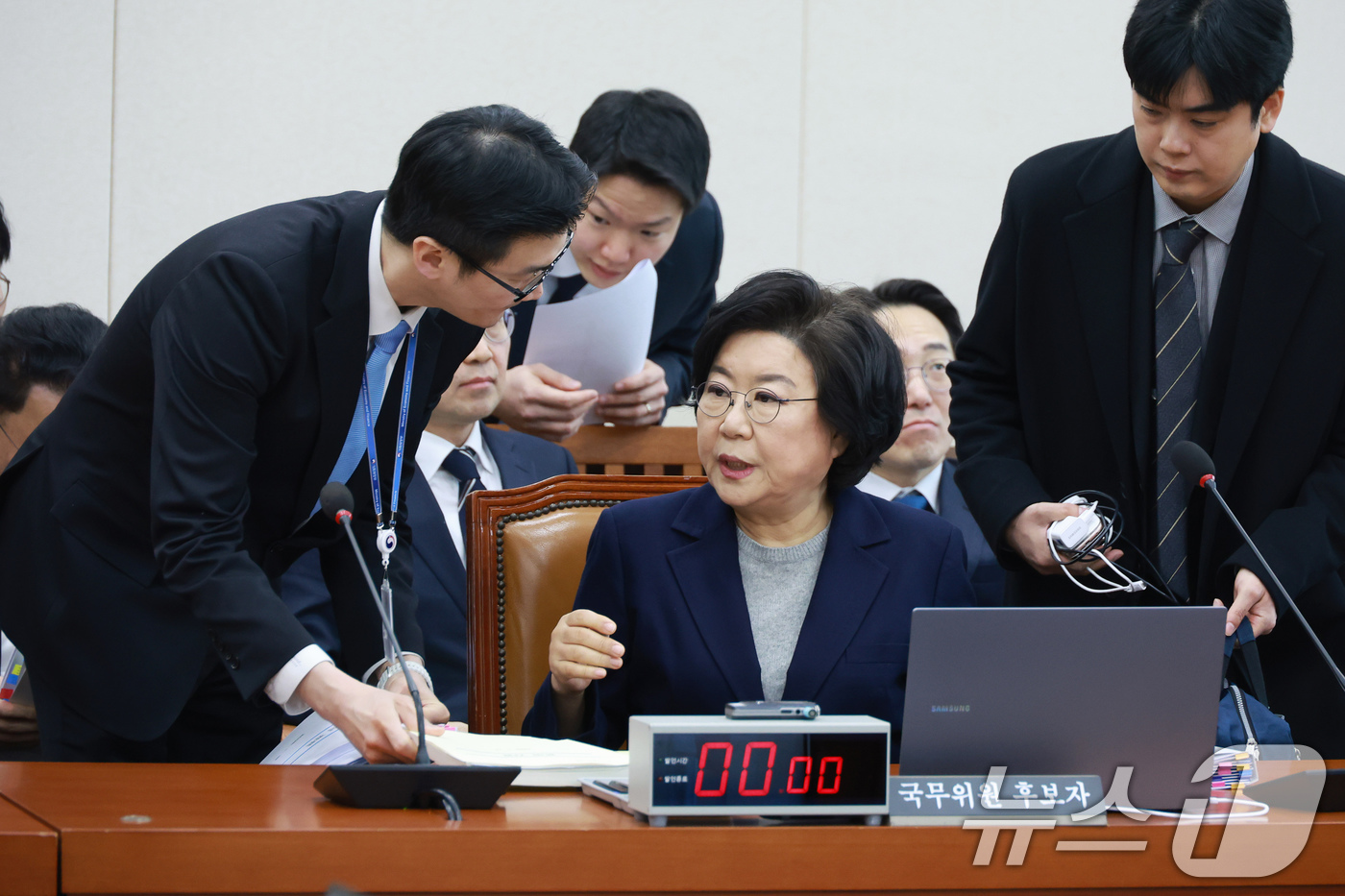 (서울=뉴스1) 국회사진기자단 = 이혜훈 기획예산처 장관 후보자가 23일 서울 여의도 국회에서 열린 인사청문회에 출석해 관계자와 대화하고 있다. 2026.1.23/뉴스1