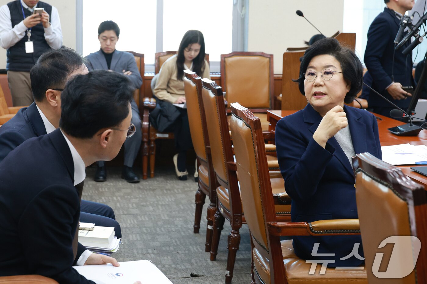 본문 이미지 - 이혜훈 기획예산처 장관 후보자가 23일 서울 여의도 국회에서 열린 인사청문회에 출석해 관계자와 대화하고 있다. 2026.1.23/뉴스1 ⓒ News1 국회사진기자단