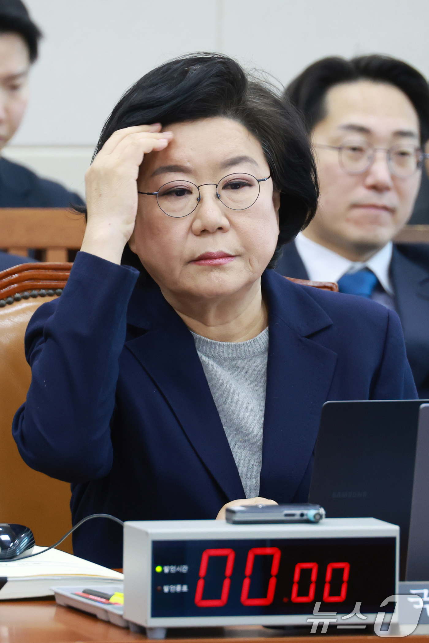 (서울=뉴스1) 국회사진기자단 = 이혜훈 기획예산처 장관 후보자가 23일 서울 여의도 국회에서 열린 인사청문회에 출석해 머리카락을 쓸어넘기고 있다. 2026.1.23/뉴스1