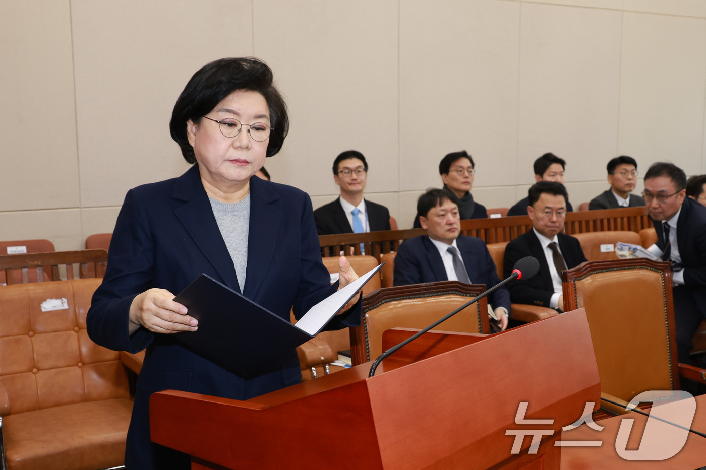 (서울=뉴스1) 국회사진기자단 = 이혜훈 기획예산처 장관 후보자가 23일 서울 여의도 국회에서 열린 인사청문회에 출석해 증인 선서를 위해 발언대로 향하고 있다. 2026.1.23/ …