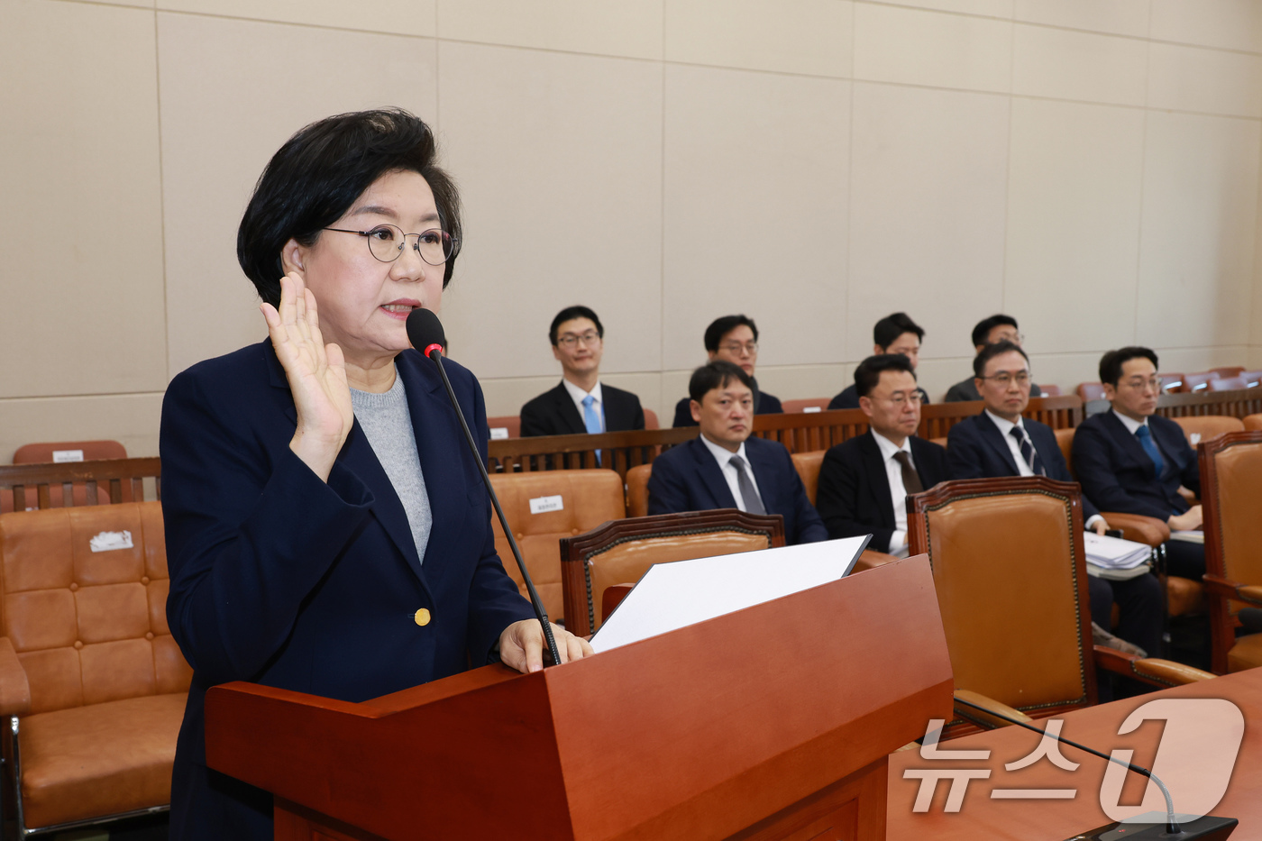 (서울=뉴스1) 국회사진기자단 = 이혜훈 기획예산처 장관 후보자가 23일 서울 여의도 국회에서 열린 인사청문회에 출석해 증인 선서를 하고 있다. 2026.1.23/뉴스1