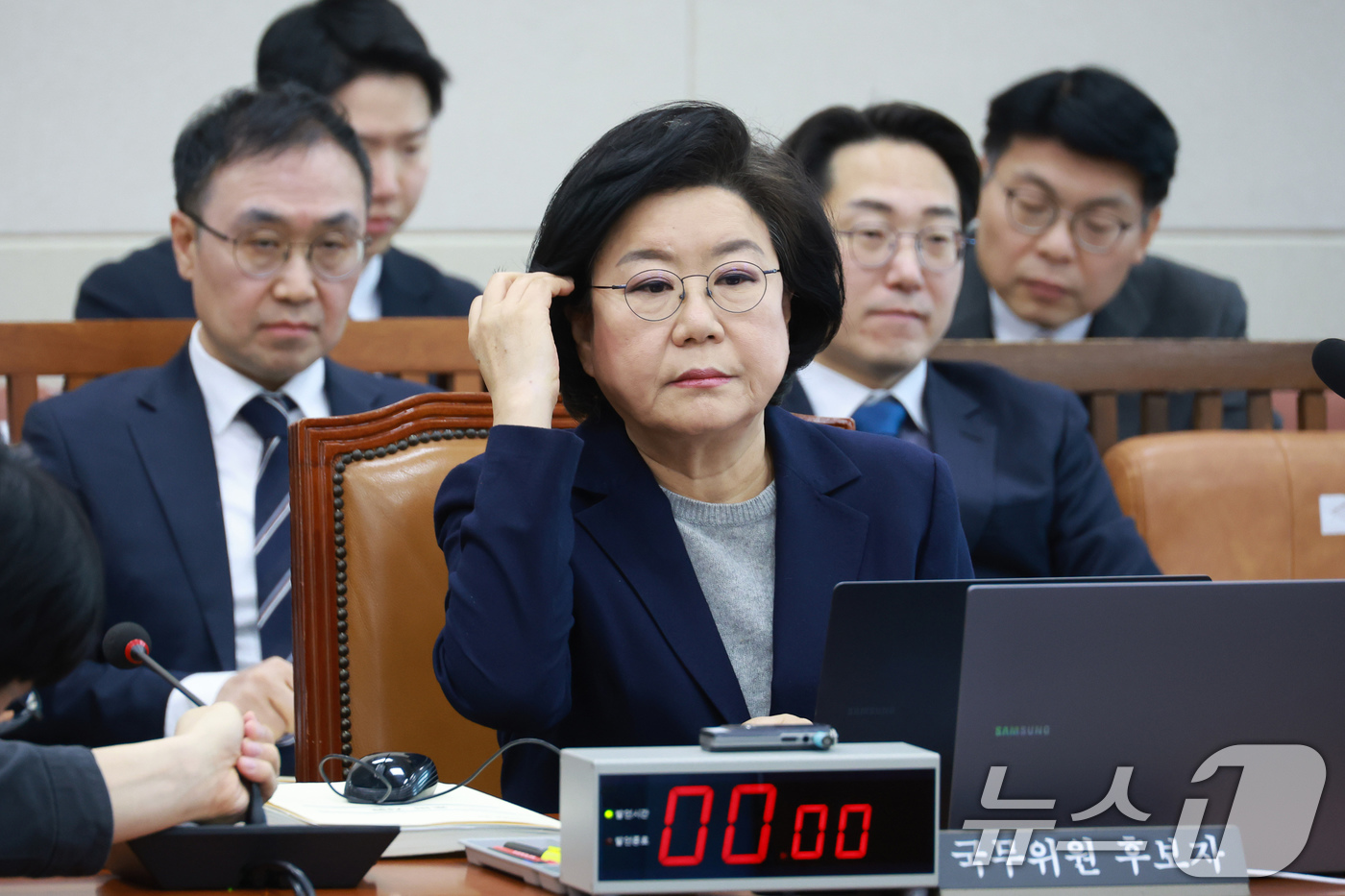 (서울=뉴스1) 국회사진기자단 = 이혜훈 기획예산처 장관 후보자가 23일 서울 여의도 국회에서 열린 인사청문회에 출석해 머리카락을 쓸어넘기고 있다. 2026.1.23/뉴스1