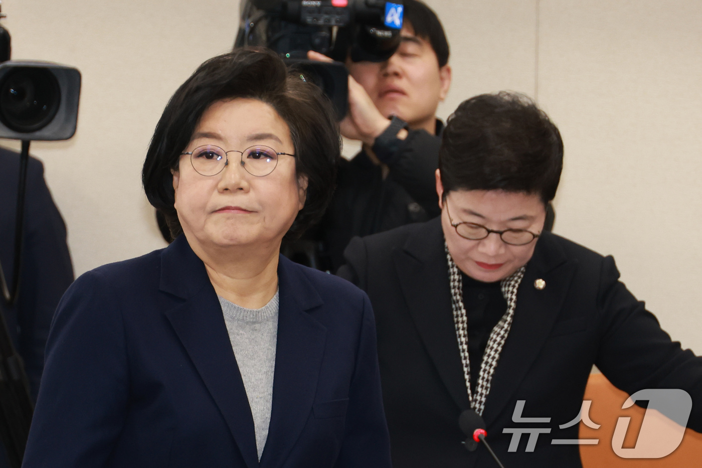 (서울=뉴스1) 국회사진기자단 = 이혜훈 기획예산처 장관 후보자가 23일 서울 여의도 국회에서 열린 인사청문회에 출석해 임이자 재정경제기획위원장에게 선서문을 전달한 후 자리로 이동 …