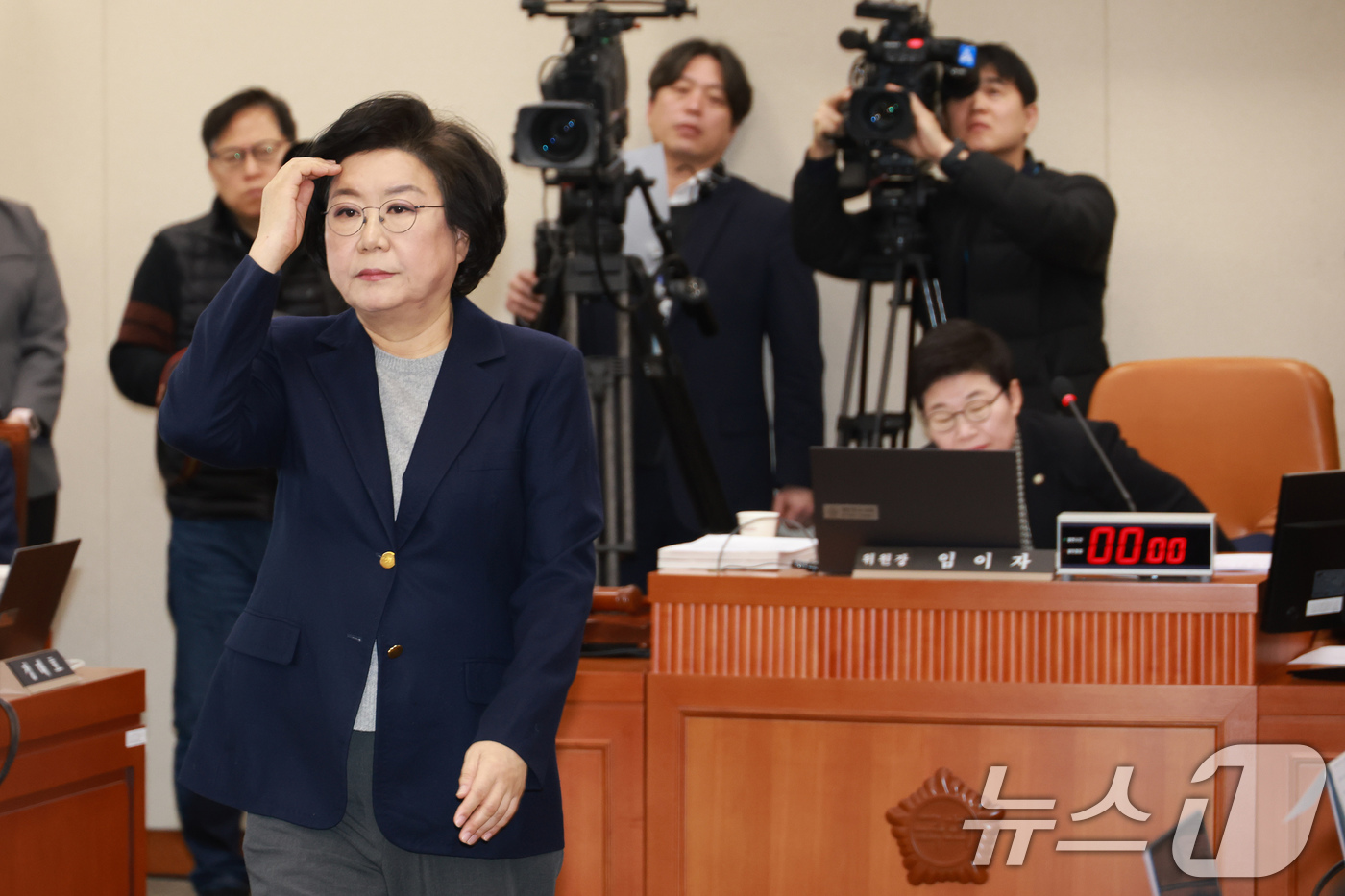 (서울=뉴스1) 국회사진기자단 = 이혜훈 기획예산처 장관 후보자가 23일 서울 여의도 국회에서 열린 인사청문회에 출석해 임이자 재정경제기획위원장에게 선서문을 전달한 후 자리로 이동 …