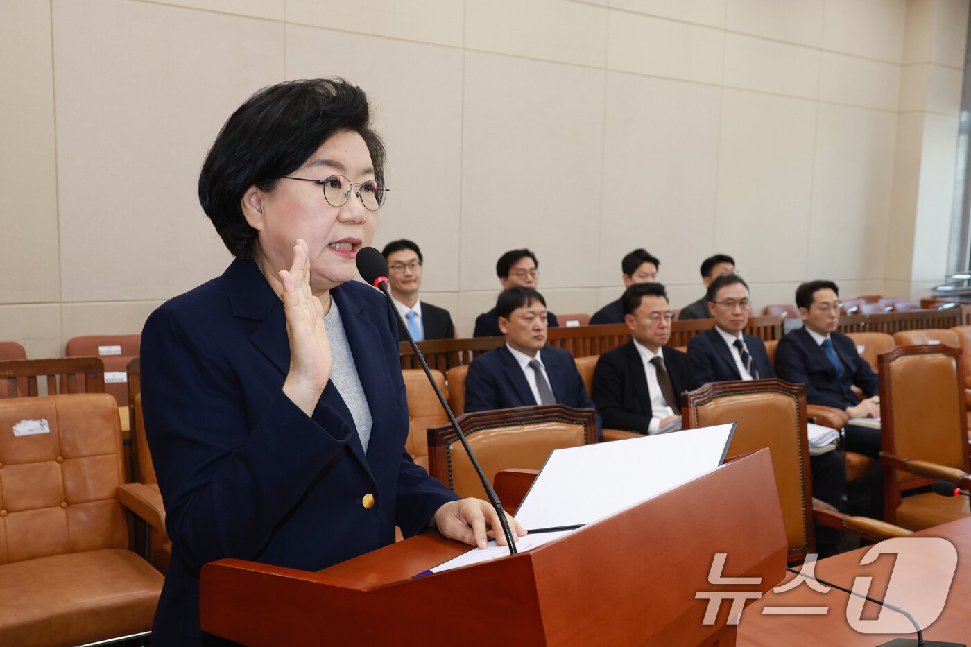 본문 이미지 - 이혜훈 기획예산처 장관 후보자가 23일 서울 여의도 국회에서 열린 인사청문회에 출석해 증인 선서를 하고 있다. 2026.1.23/뉴스1 ⓒ News1 국회사진기자단