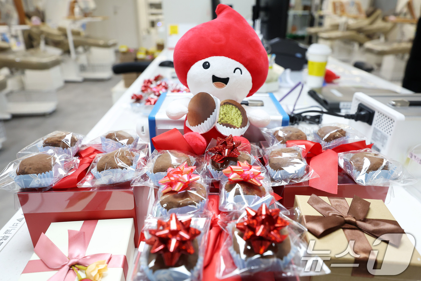 (광주=뉴스1) 이승현 기자 = 23일 오전 광주 동구 헌혈의집 충장로센터에 두바이쫀득쿠키가 진열돼 있다. 대한적십자사 광주·전남혈액원은 이날 헌혈자들에게 두바이쫀득쿠키 증정 행사 …