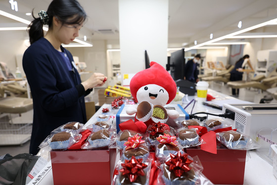 두쫀쿠 포장 작업에 분주