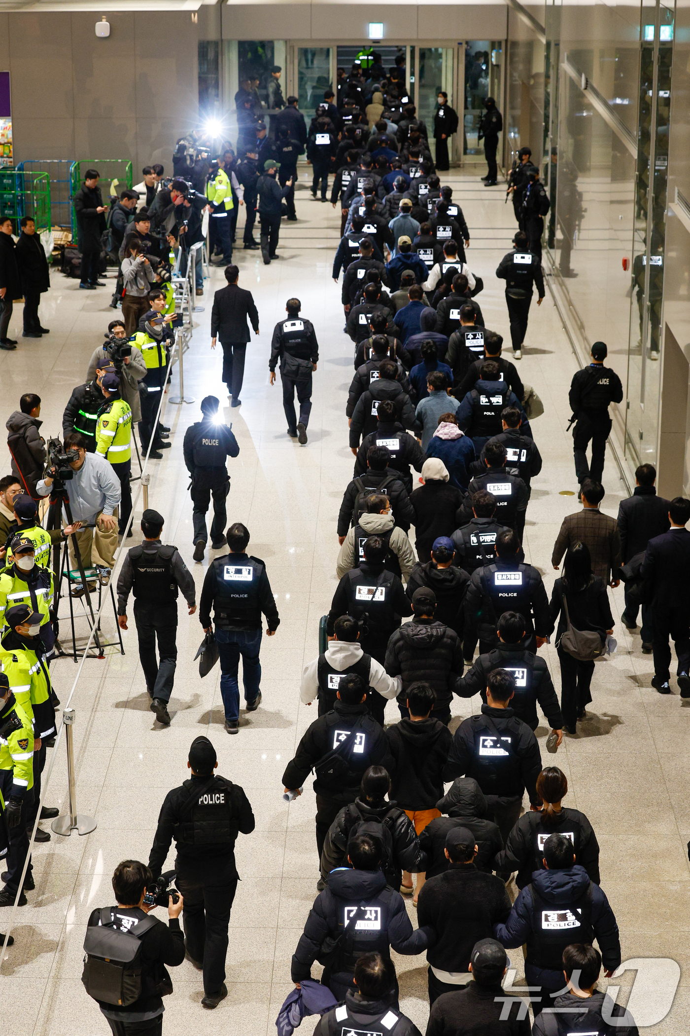 (인천공항=뉴스1) 안은나 기자 = 캄보디아를 거점으로 대규모 스캠 범죄를 저지른 한국 국적 피의자 73명이 23일 오전 인천국제공항 2터미널을 통해 강제 송환되고 있다.이들은 우 …