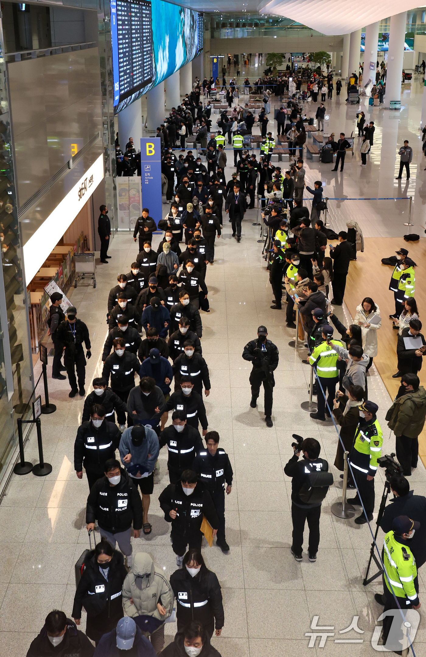 (인천공항=뉴스1) 안은나 기자 = 캄보디아를 거점으로 대규모 스캠 범죄를 저지른 한국 국적 피의자 73명이 23일 오전 인천국제공항 2터미널을 통해 강제 송환되고 있다.이들은 우 …