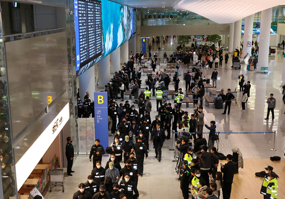 캄보디아서 대규모 스캠 범죄 한국인 73명 강제 소환