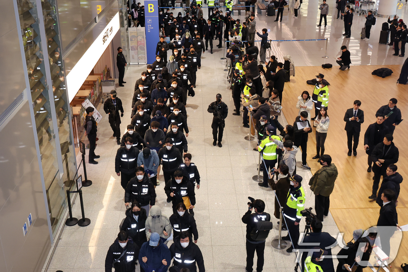 (인천공항=뉴스1) 안은나 기자 = 캄보디아를 거점으로 대규모 스캠 범죄를 저지른 한국 국적 피의자 73명이 23일 오전 인천국제공항 2터미널을 통해 강제 송환되고 있다.이들은 우 …