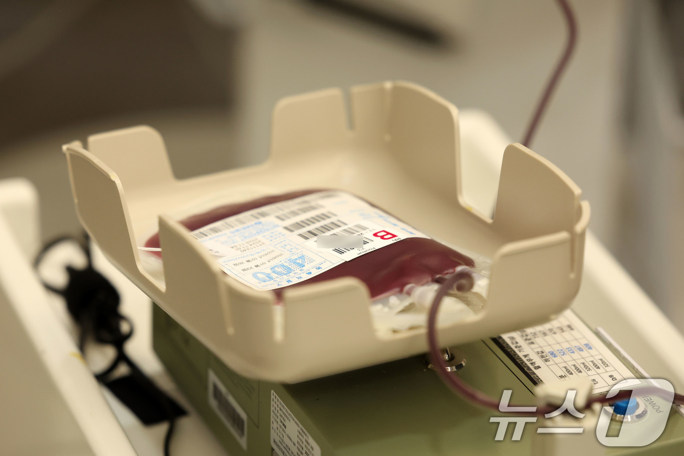 (광주=뉴스1) 이승현 기자 = 23일 오전 광주 동구 헌혈의집 충장로센터에서 시민들이 헌혈을 하고 있다. 대한적십자사 광주·전남혈액원은 이날 헌혈자들에게 두바이쫀득쿠키 증정 행사 …