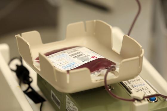 혈액 수급하는 헌혈자들