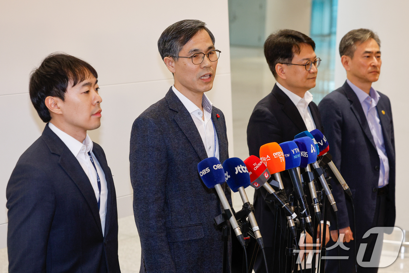 (인천공항=뉴스1) 안은나 기자 = 캄보디아를 거점으로 대규모 스캠 범죄를 저지른 한국 국적 피의자 73명이 강제 소환된 23일 오전 인천국제공항 2터미널에서 초국가범죄 특별대응 …