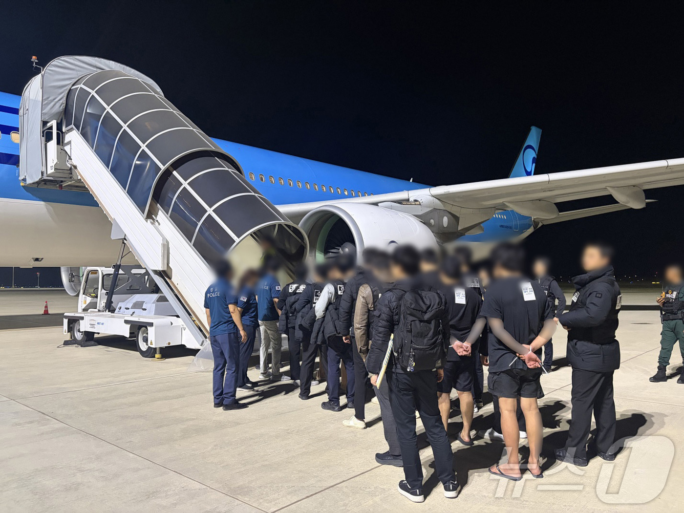 (서울=뉴스1) = 23일 초국가범죄 특별대응 TF가 캄보디아를 거점으로 우리 국민 869명 대상 약 486억 원을 편취한 한국 국적 피의자 73명(남 65명, 여 8명)을 강제 …