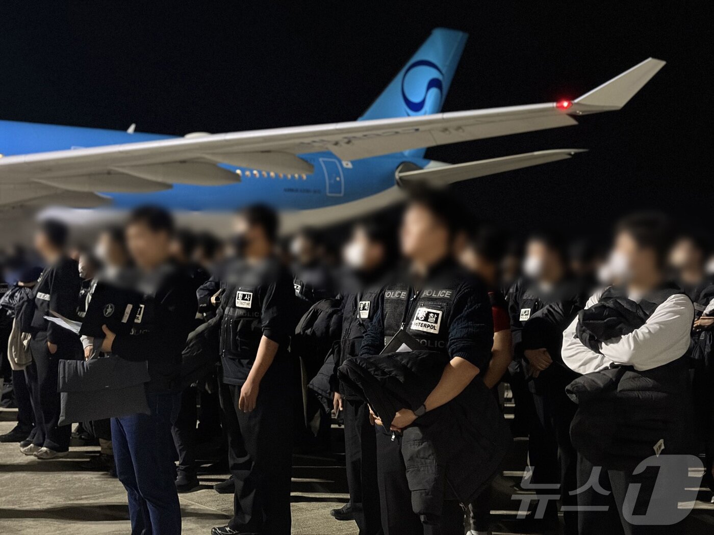 본문 이미지 - 23일 초국가범죄 특별대응 TF가 캄보디아를 거점으로 우리 국민 869명 대상 약 486억 원을 편취한 한국 국적 피의자 73명(남 65명, 여 8명)을 강제 송환하고 있다. (경찰청 제공. 재판매 및 DB 금지) 2026.1.23/뉴스1