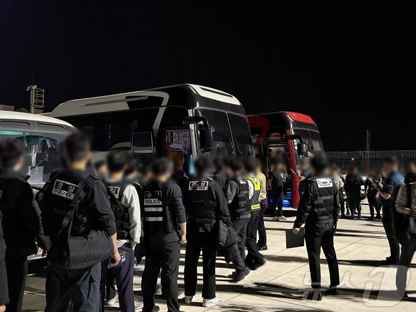 (서울=뉴스1) = 23일 초국가범죄 특별대응 TF가 캄보디아를 거점으로 우리 국민 869명 대상 약 486억 원을 편취한 한국 국적 피의자 73명(남 65명, 여 8명)을 강제 …