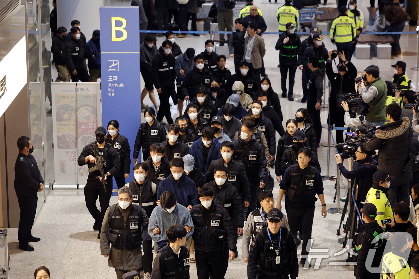 (인천공항=뉴스1) 안은나 기자 = 캄보디아를 거점으로 대규모 스캠 범죄를 저지른 한국 국적 피의자 73명이 23일 오전 인천국제공항 2터미널을 통해 강제 송환되고 있다.이들은 우 …
